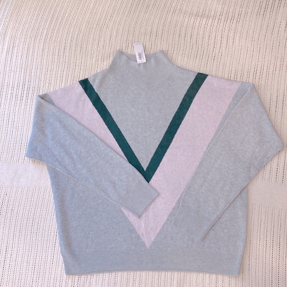 New Old Navy Color-Blocked Chevron Turtleneck Heather Light Gray Sweater ! - Picture 3 of 11